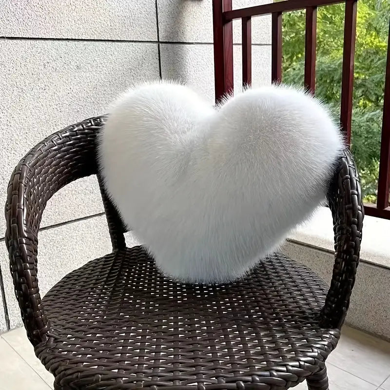 GRACE™ | HEART-SHAPED PLUSH CUSHION